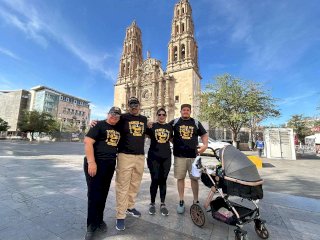 Se suman familias a la visita de los siete templos