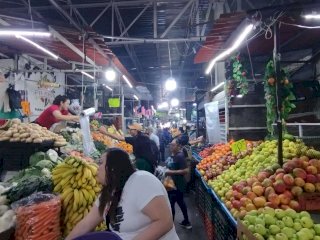 Abarrotan mercado por ingredientes para capirotada en Jueves Santo