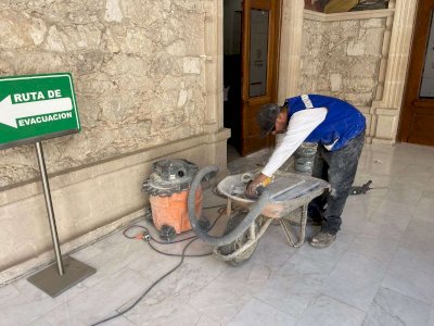 Reparan piso desgastado en Palacio de Gobierno 