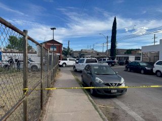 Detienen a dos y aseguran autos durante cateo al norte de la ciudad