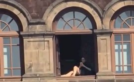 Despiden a funcionaria que tomó el sol en ventana de Palacio Nacional