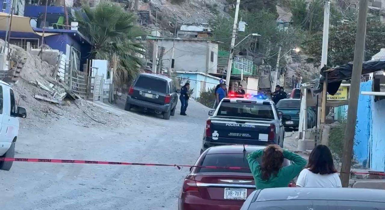 Asesinan a hombre dentro de taller de celulares