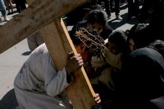 Unen la fe y la devoción a colonias del norte en viacrucis