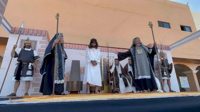 Viven fieles el Viacrucis en la parroquia de San Antonio de Padua
