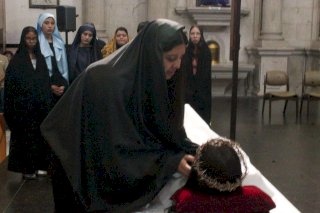 Acompañan feligreses a Jesús al sepulcro con fe y devoción 
