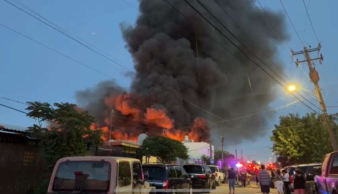 Arde bodega con animales cerca de la central de abastos 