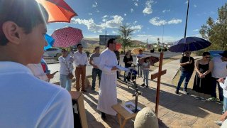 Celebran Viacrucis de Misión Padre Pío en avenida Bosque Real