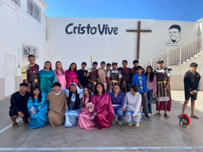 Reviven jóvenes el Viacrucis en el Señor de los Guerreros