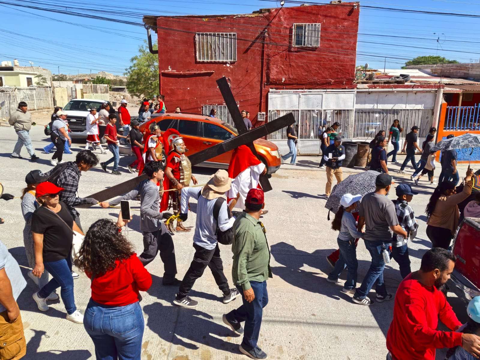 Acuden cientos de familias a Viacrucis de Santa María de la Montaña 