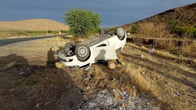 Vuelcan jóvenes tras salir de balneario