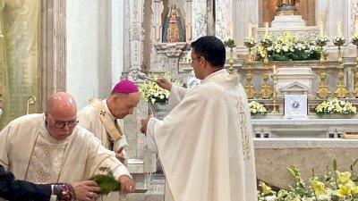 Renuevan sus votos bautismales con la bendición del agua 