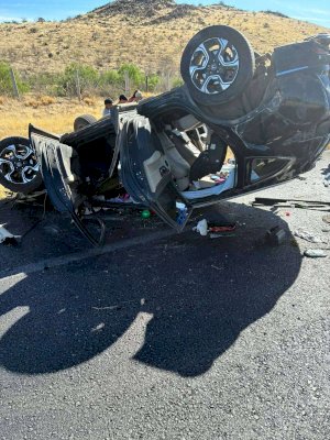Resulta herida en volcadura sobre carretera a Delicias