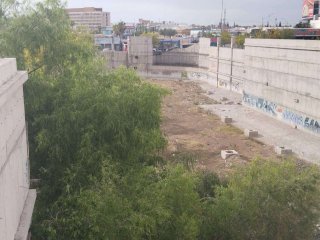 Convierten en letrina pública a inconclusa Plaza Comercial