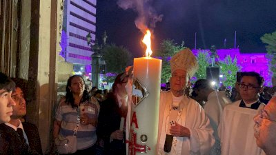 Inicia la vigilia pascual con el encendido del cirio en Catedral