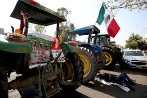 Mantienen transportistas y agricultores paro inminente este lunes