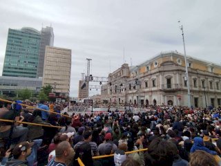 Abarrotan Plaza de Armas por función estelar de lucha libre