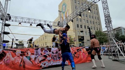 Encienden el ring en Plaza de Armas con espectáculo de lucha libre 