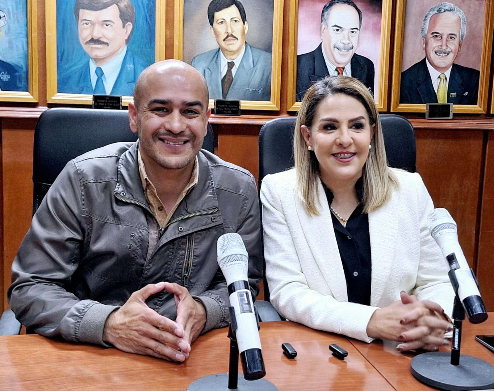 Presenta Paty Ramírez a Alejandro Pérez como Director de Ingresos
