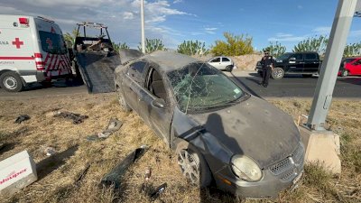 Vuelca vehículo en el Lombardo Toledano; hay un herido