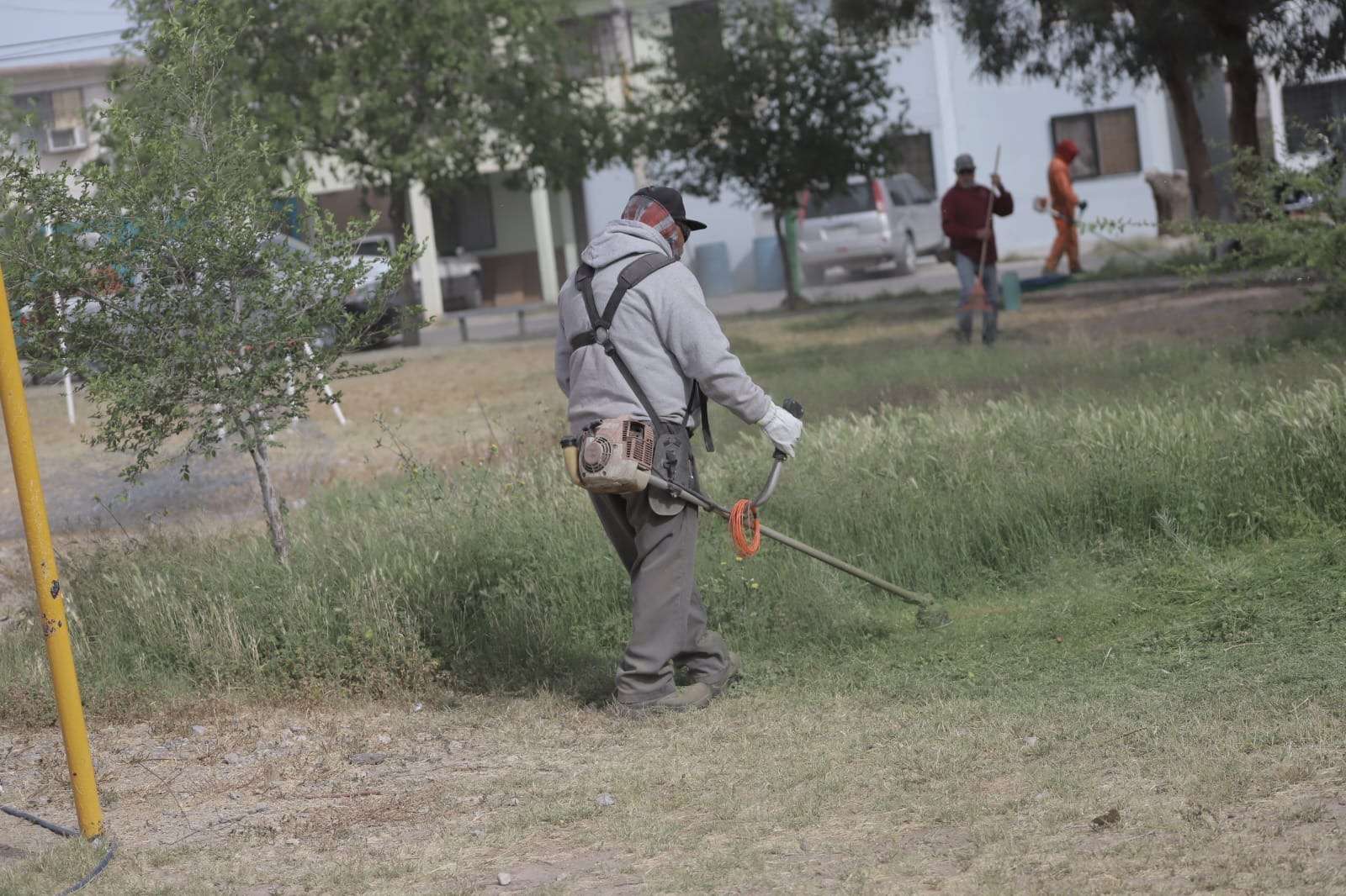 Realiza mantenimiento  en parques de Valle Verde