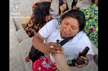 Critican a tiktoker por incitar a mujer rarámuri a usar vaper con marihuana