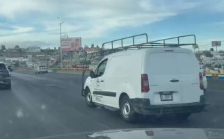 Genera caos vial furgoneta averiada en puente del Perijuv y calle Egipto