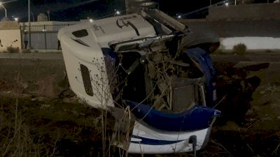 Vuelca tráiler con familia a bordo en Punta Oriente