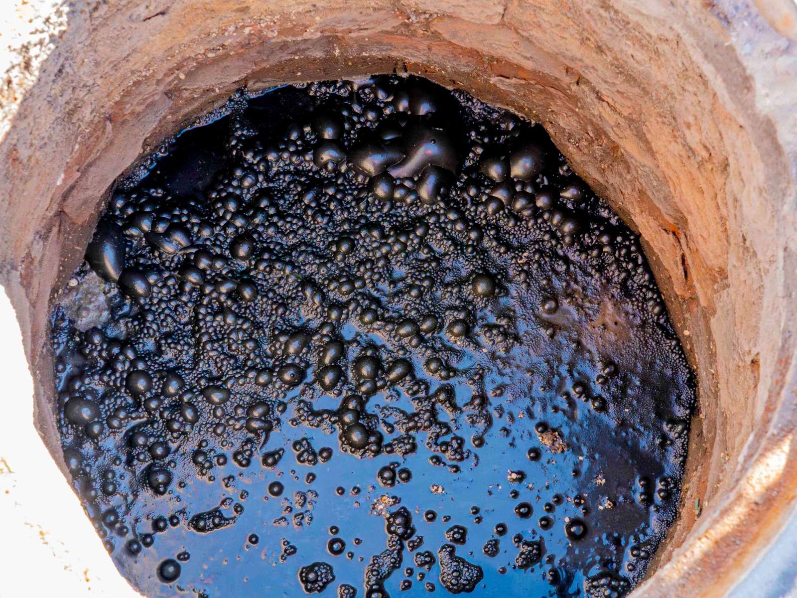 Despliegan operativo de limpieza en drenaje para frenar aguas negras