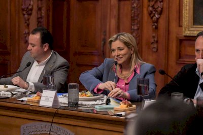 Recibe Maru Campos a diputados del Congreso del Estado en Palacio 