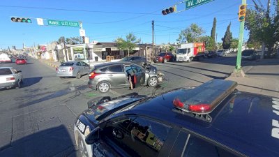 Se pasa luz roja y provoca fuerte choque en la Juan Escutia
