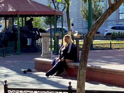 Se baña una mujer en plena Plaza Hidalgo