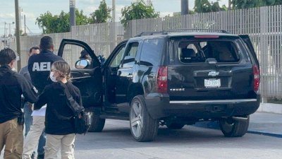 Balean camioneta tras altercado en la Nogales; hay un herido