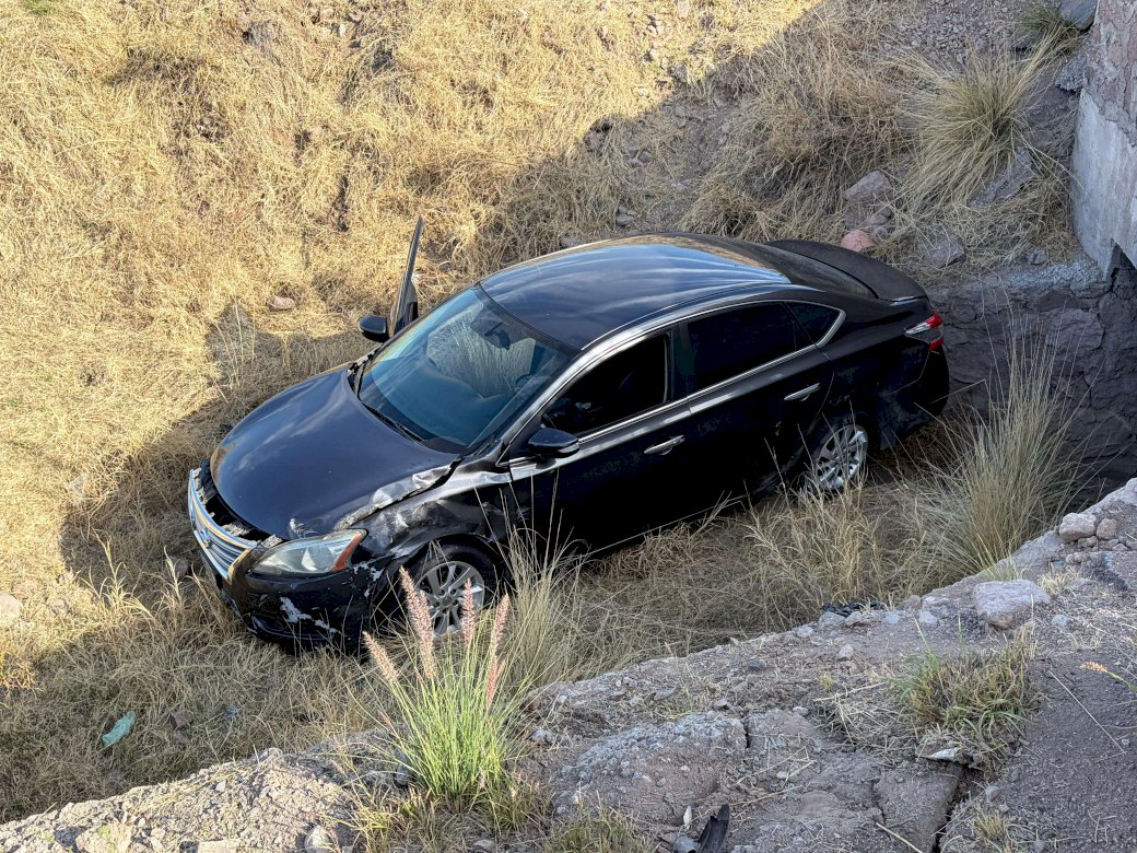 Pierde el control y cae a canal en avenida Los Nogales