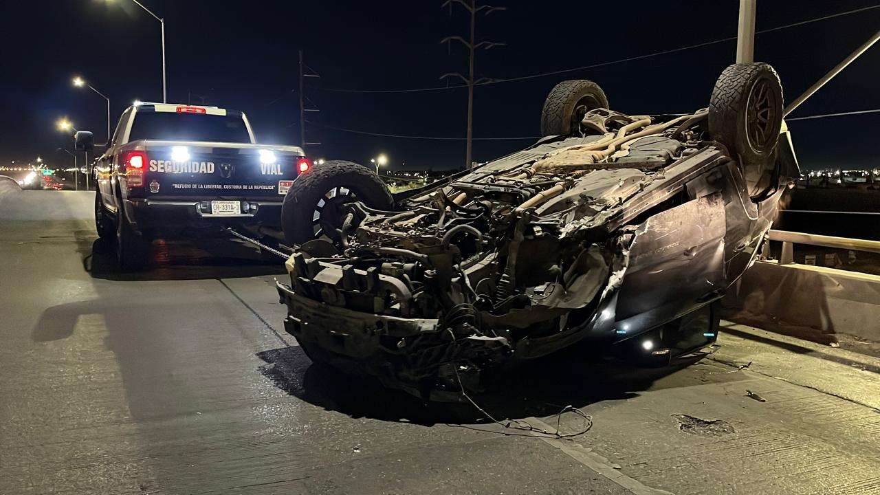 Vuelca camioneta en la Juan Pablo II; conductora resulta lesionada
