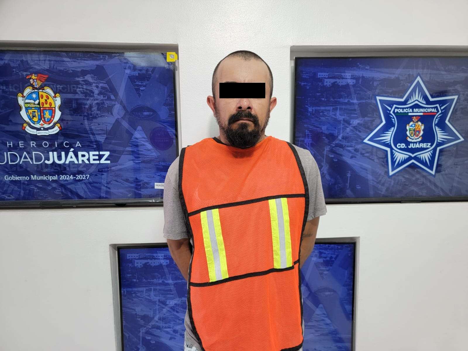 Arrestan a hombre por golpear a su esposa y amenazarla con una escopeta