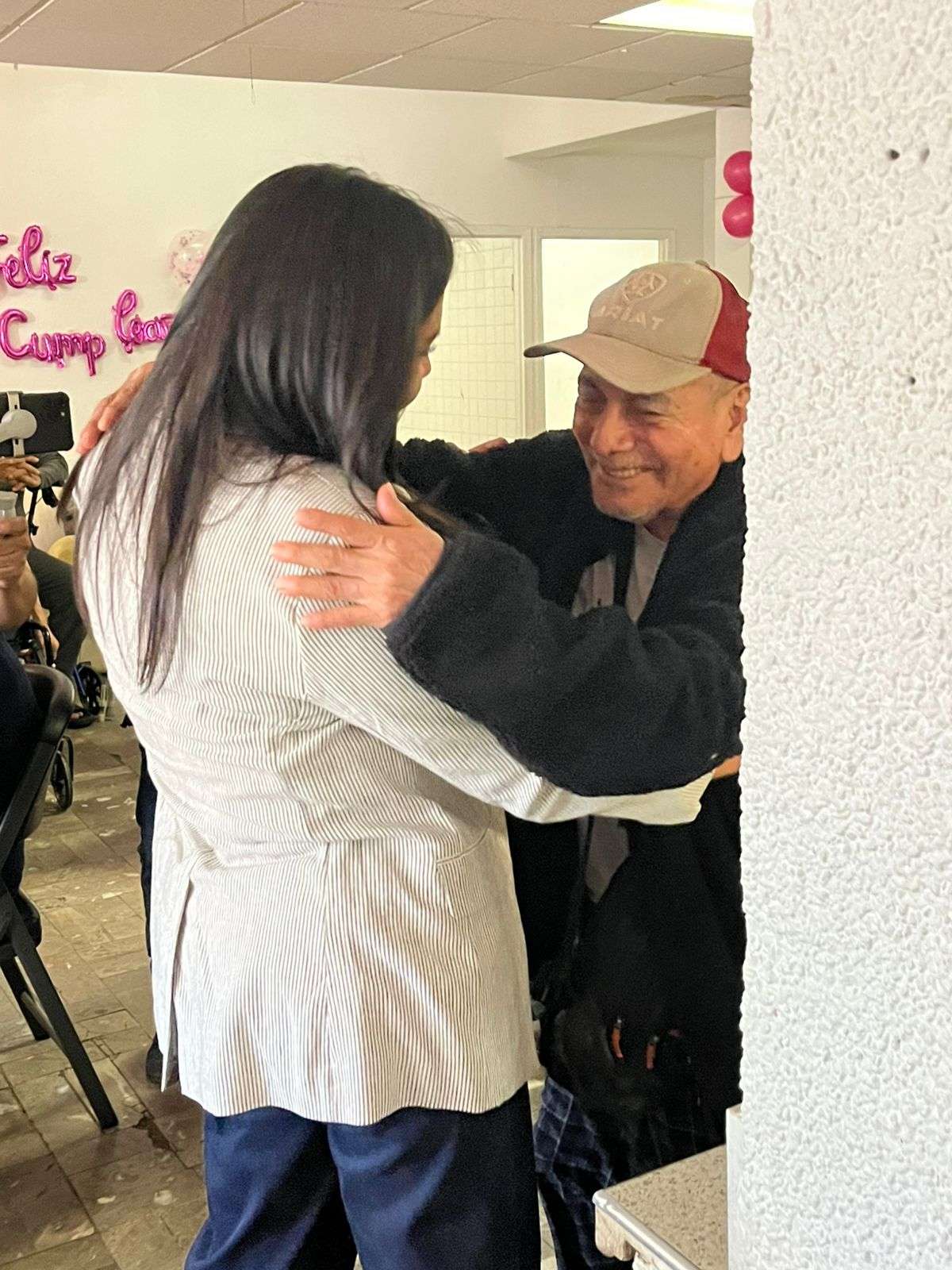 Celebran con fiesta a delegada de Bienestar en asilo de ancianos