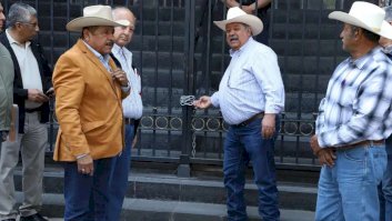 Rompen diálogo transportistas y productores con Segob