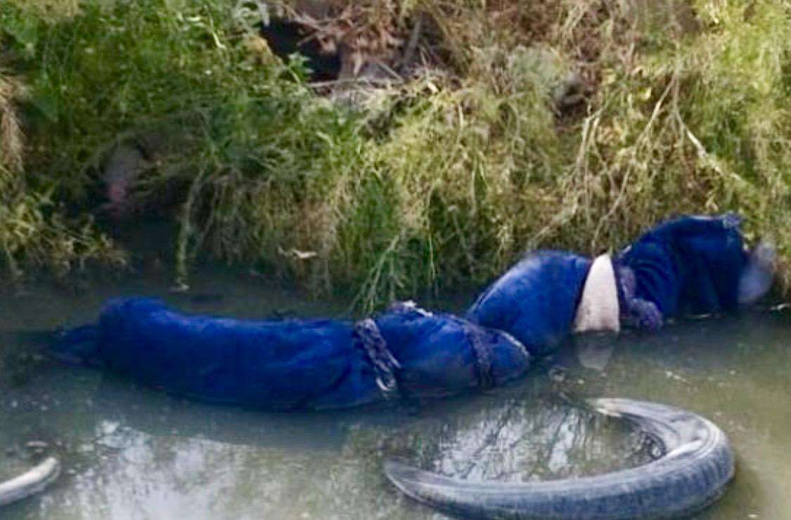 Dejan encobijado frente a panteón Colinas de Juárez 