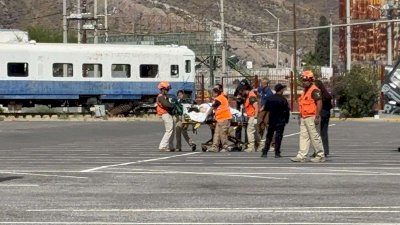 Trasladan en helicóptero a mujer tras fuerte volcadura en Guachochi