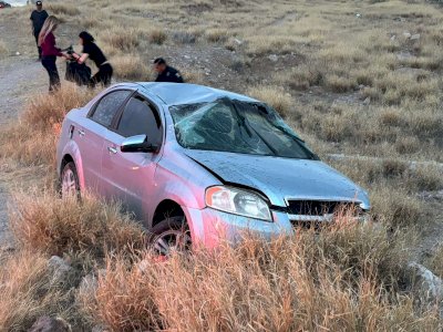 Vuelca conductora al perder el control del volante en Vía Sicilia 
