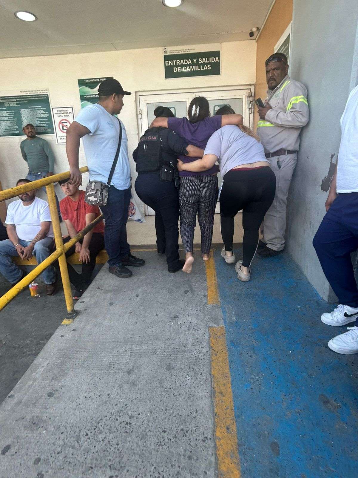 Apoyan policías municipales en traslado de una persona al IMSS