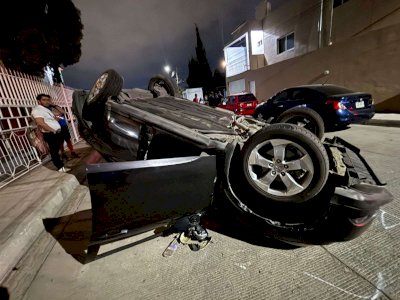 Vuelca auto tras fuerte choque en la Villa Nueva 