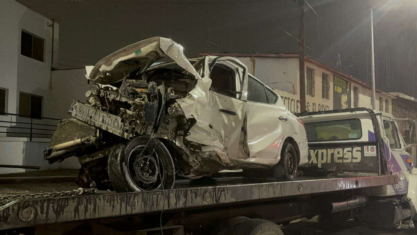 Pierde el control por esquivar perro y choca a vehículo estacionado