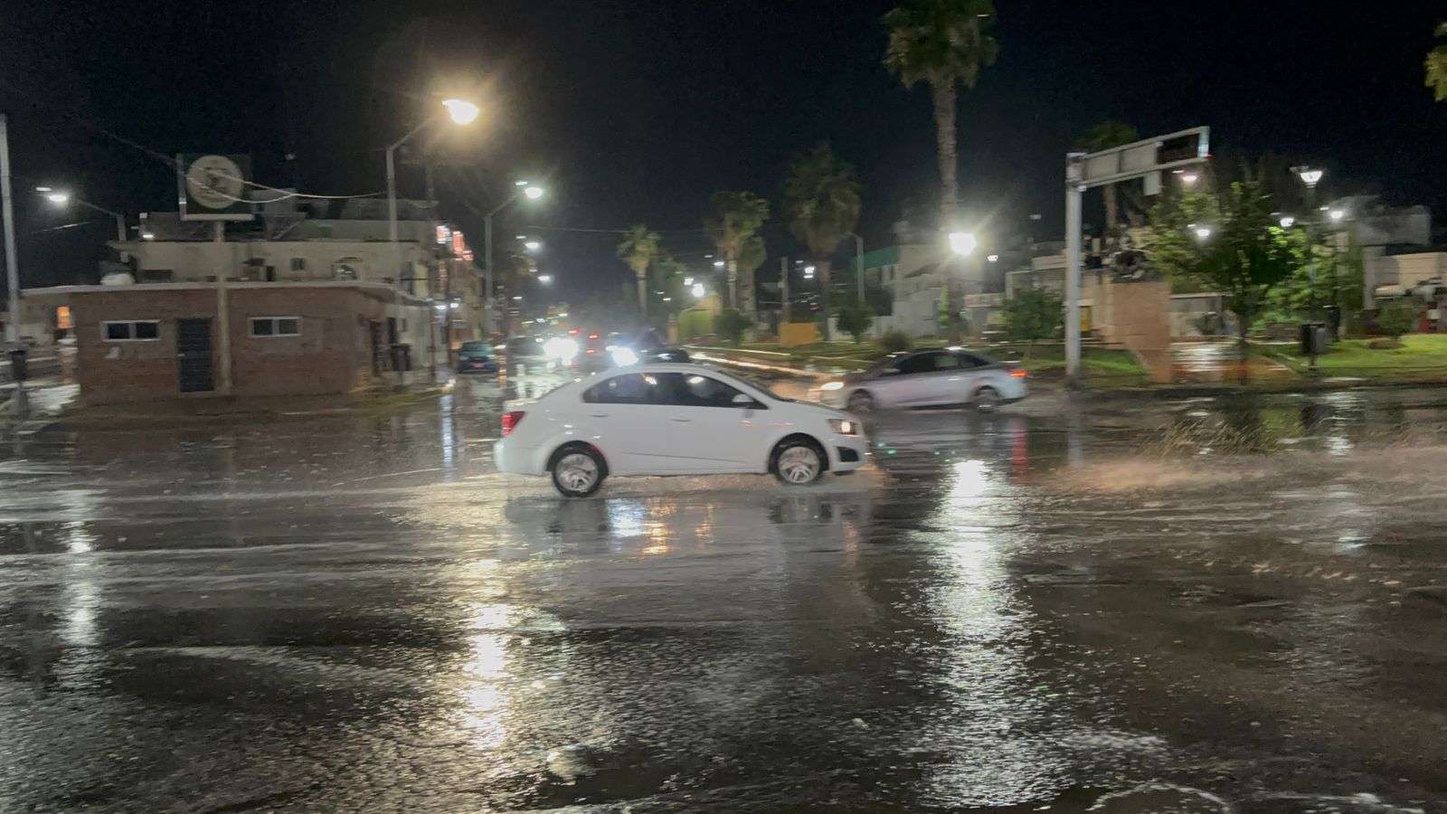 Sorprende lluvia al Centro de la ciudad