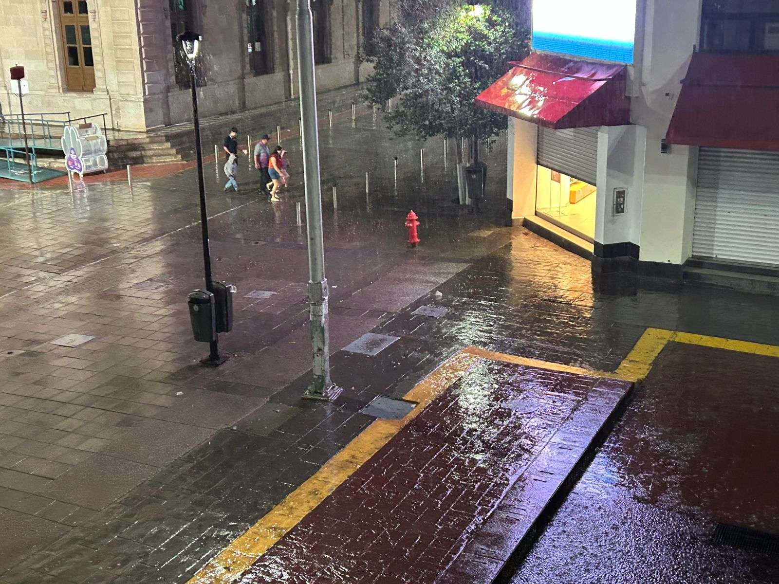 Sorprende lluvia al Centro de la ciudad