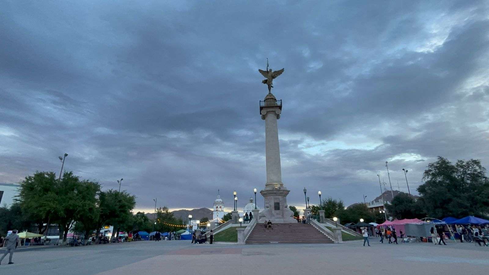 Se llena de vida Plaza Mayor con bazar de fin de semana