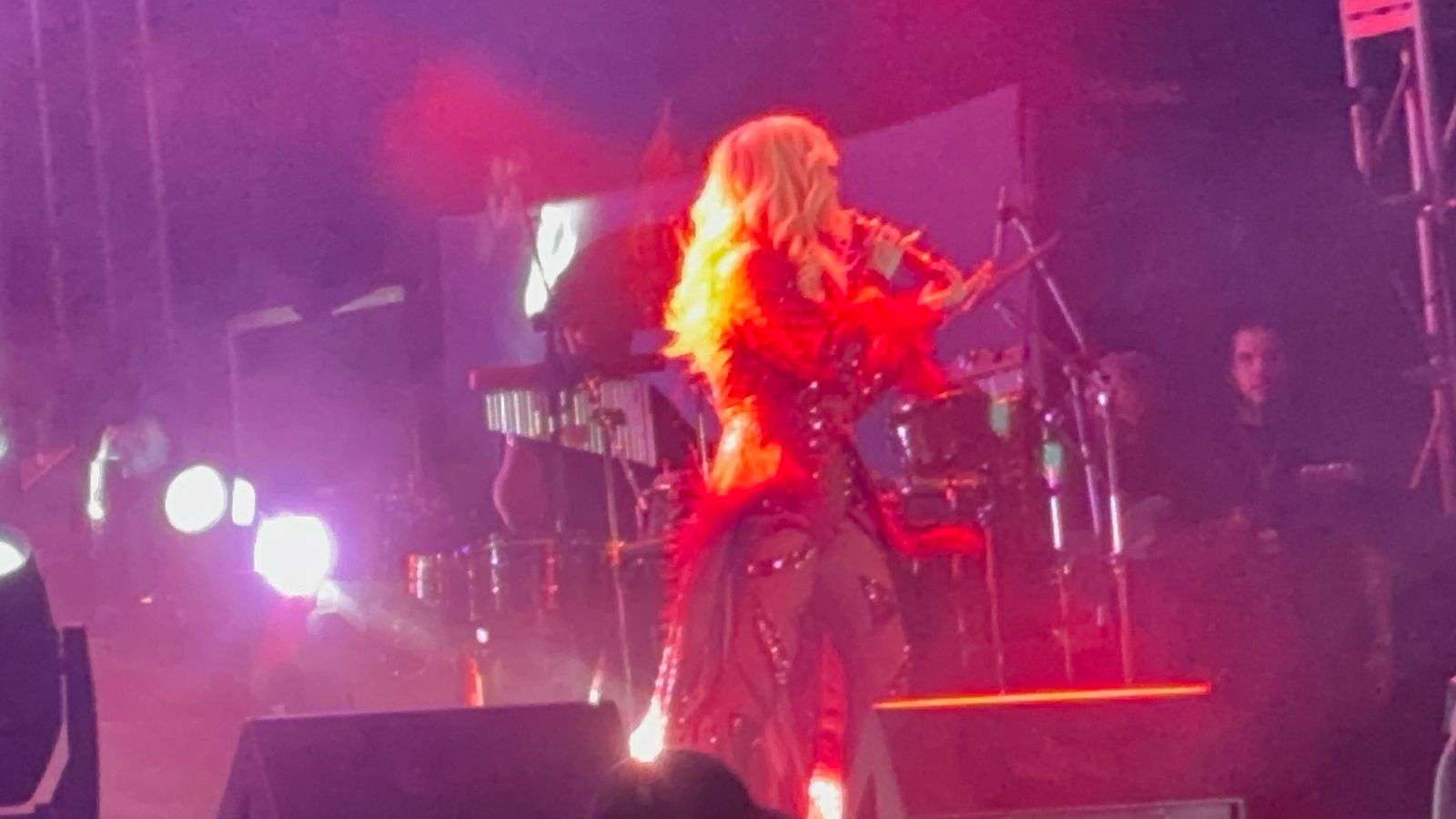 Comparte Yuri escenario con fans chihuahuenses