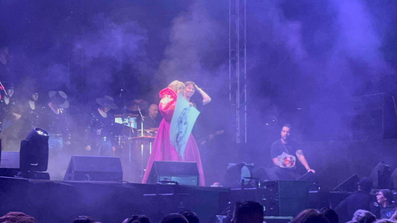 Comparte Yuri escenario con fans chihuahuenses