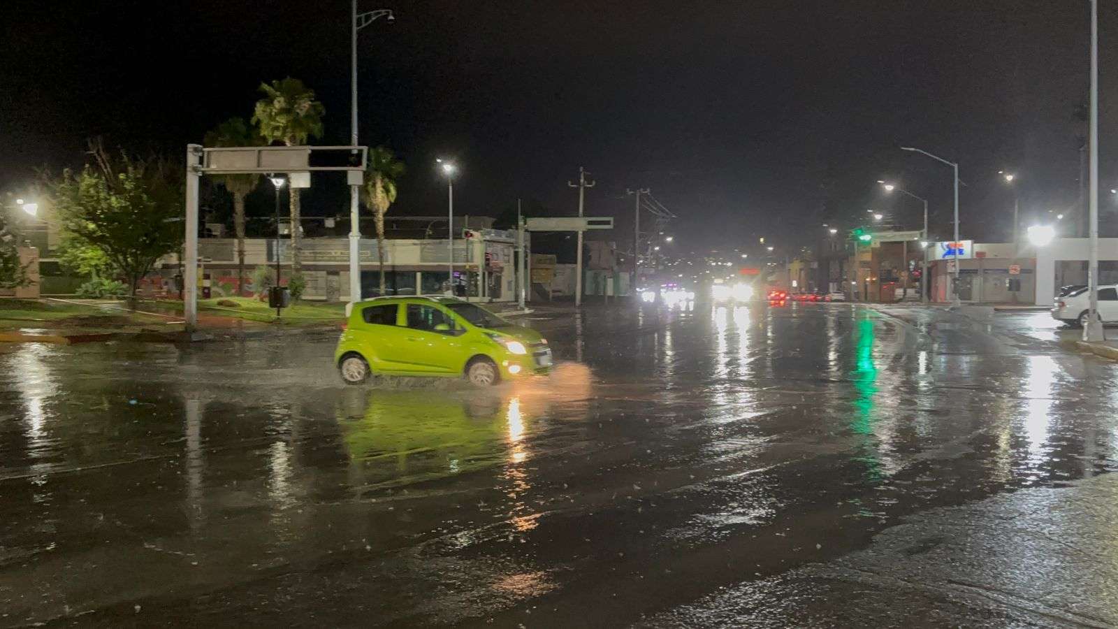 Sorprende lluvia al Centro de la ciudad