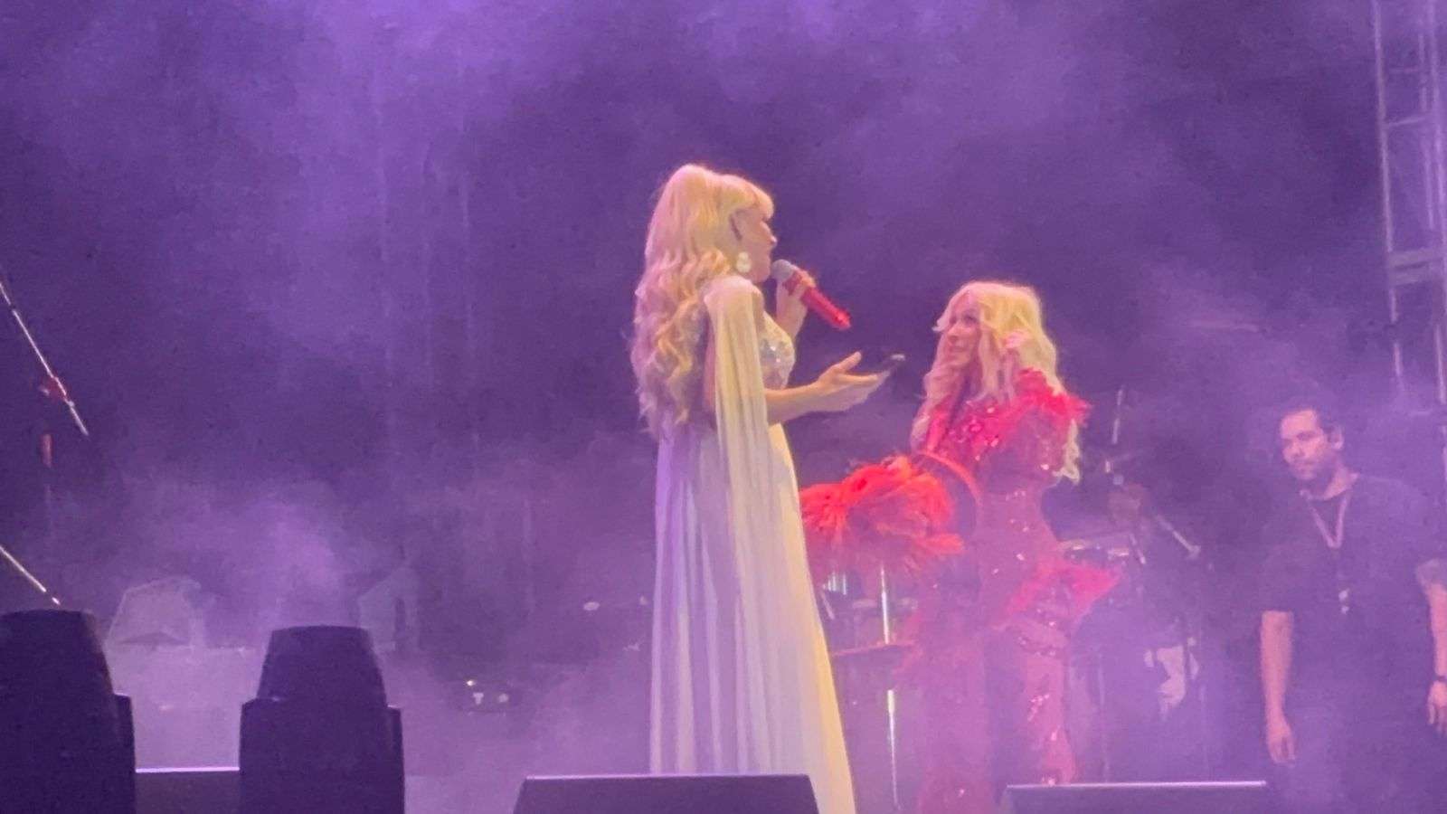 Comparte Yuri escenario con fans chihuahuenses